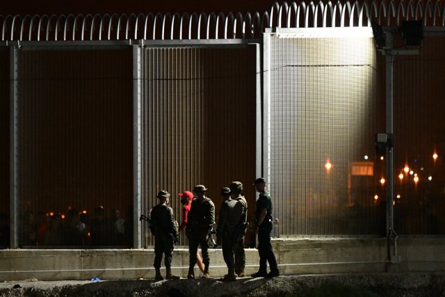 Militares del ejército español vigilan la entrada de migrantes en Ceuta desde Marruecos, a 18 de mayo de 2021, en Ceuta, (España). 