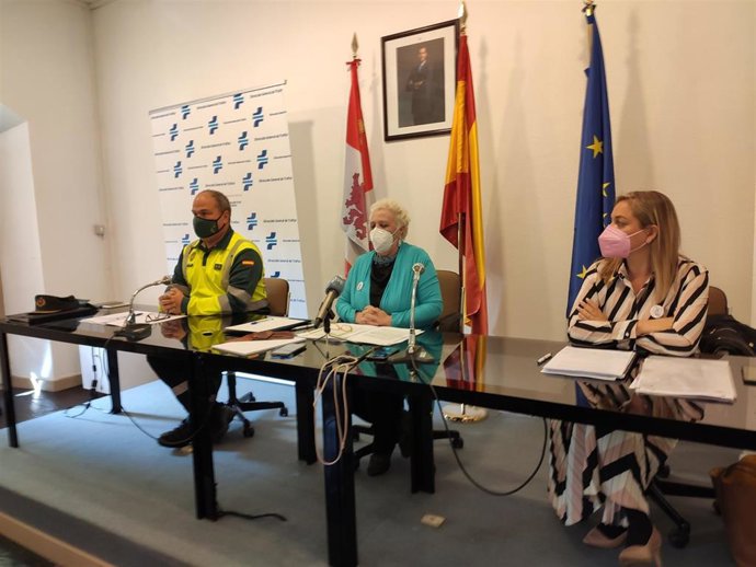 El teniente coronel jefe del Sector de León de la Guardia Civil, Francisco González Iturralde, la subdelegada del Gobierno en Salamanca, Encarnación Pérez, y la coordinadora de la DGT en Castilla y León, Asturias y Cantabria, Inmaculada Matías.