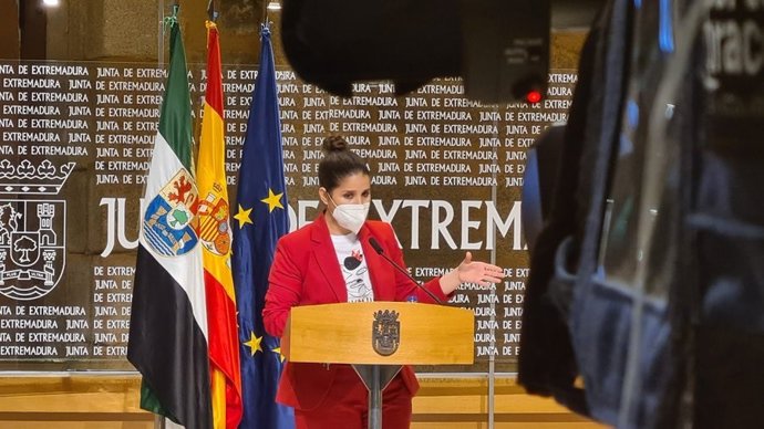 La portavoz de la Junta de Extremadura, Isabel Gil Rosiña, en rueda de prensa tras el Consejo de Gobierno autonómico