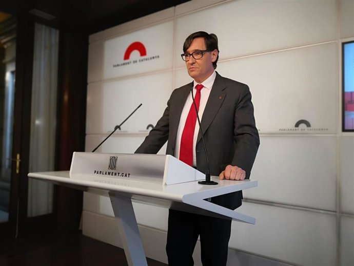 El líder del PSC en el Parlament, Salvador Illa, en rueda de prensa en el Parlament