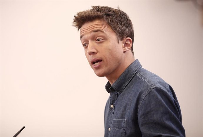 Archivo - El líder de Más País, Íñigo Errejón, interviene en una rueda de prensa anterior a una Junta de Portavoces convocada en el Congreso de los Diputados, a 13 de abril de 2021, en Madrid, (España).