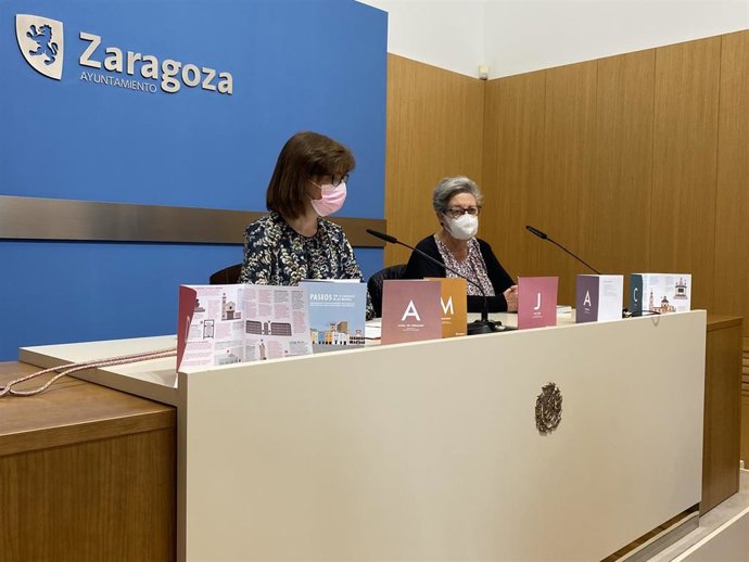 La concejal de Mujer del Ayuntamiento de Zaragoza, María Antoñanzas, y la filósofa Inocencia Torres.