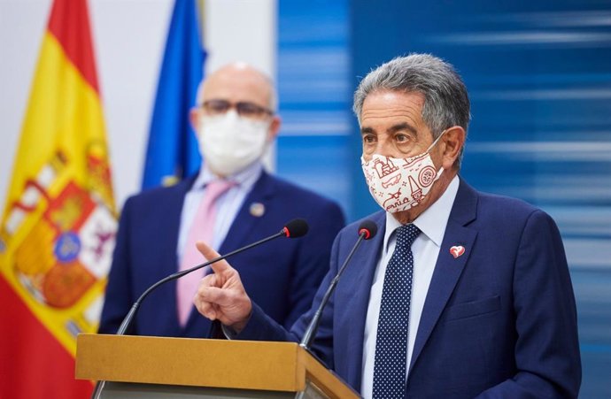 Archivo - El presidente cántabro Miguel Ángel Revilla y el consejero de Sanidad Miguel Rodríguez