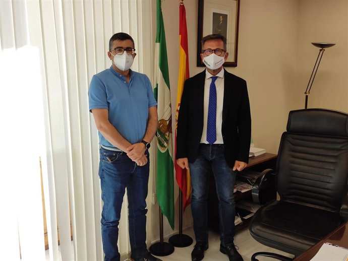 El delegado en funciones de Educación y Deporte, Gustavo Rodríguez, reunido con el alcalde de Cádiar, Javier Martín.