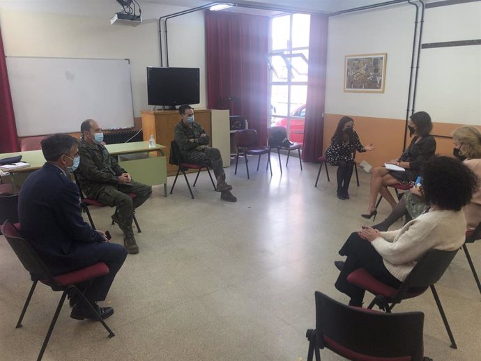 Reunión sobre el izado de bandera en el Colegio Buenavista II de Oviedo.
