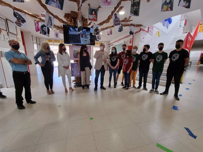 El alumnado del IES Jorge Juan de San Fernando recibe la visita de delegado territorial de Educación y Deporte de la Junta en Cádiz, Miguel Andréu, la alcaldesa, Patricia Cavada, y la concejala de Educación y Cultura, María José Foncubierta.