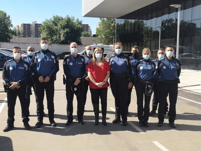 La delegada de Seguridad y Emergencias y portavoz municipal, Inmaculada Sanz, visita la Unidad Integral de Distrito (UID) de la Policía Municipal en el distrito de Hortaleza, donde ha felicitado a los agentes por su intervención contra la droga