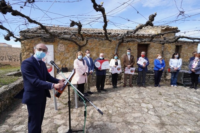 Javier Ortega entrega los premios la Mejores Prácticas.