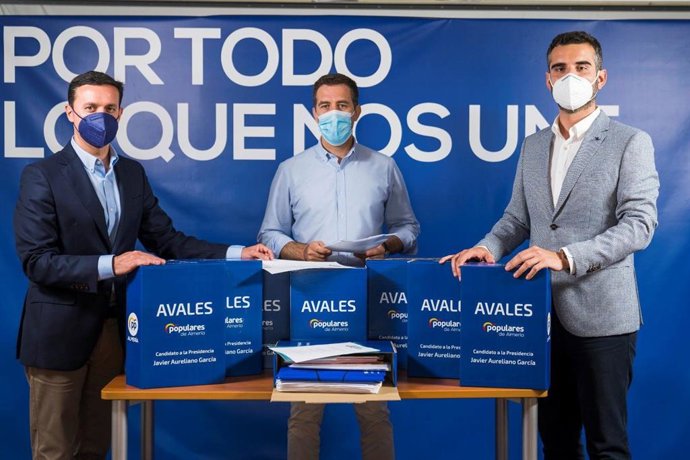 El candidato a la presidencia del PP de Almería, Javier Aureliano García, entrega sus avales