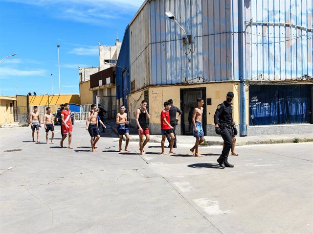 Un grupo de jóvenes migrantes tras su entrada a Ceuta