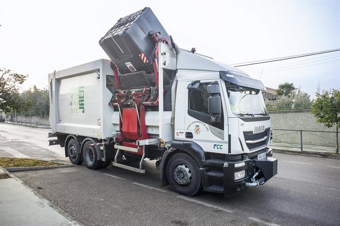 Un vehículo recoge residuos para su reciclaje.