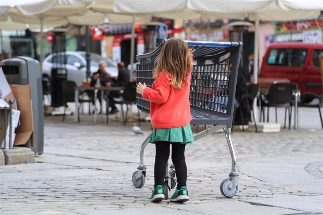 Archivo - Una niña camina junto a la terraza de un bar en el centro de Madrid.