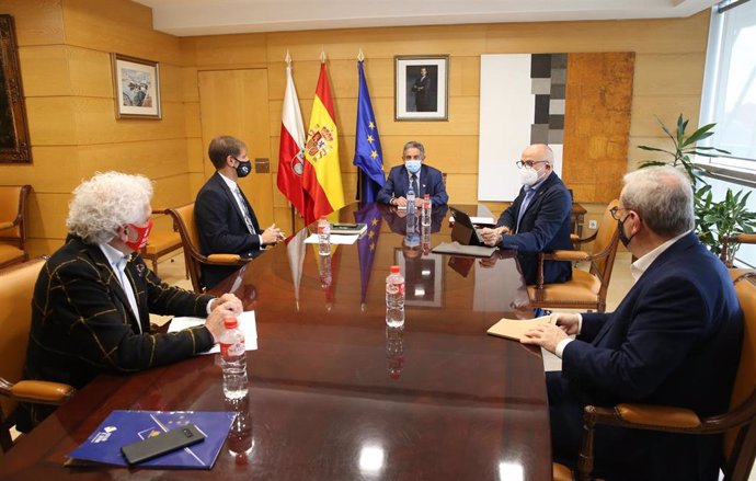 El presidente de Cantabria, Miguel Ángel Revilla, y el consejero de Sanidad, Miguel Rodríguez, se reúnen con CEOE-CEPYME Cantabria