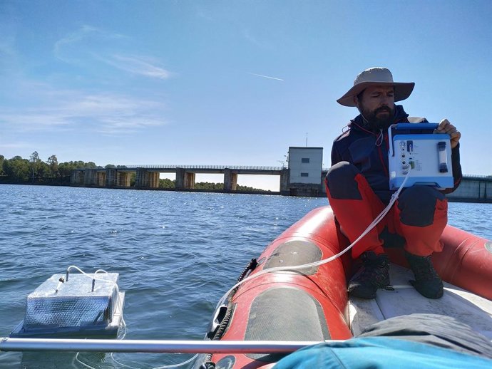 Archivo - El investigador de la UMA Enrique Moreno durante el estudio que ha evidenciado que los embalses mediterráneos son fuente de gases de efecto invernadero
