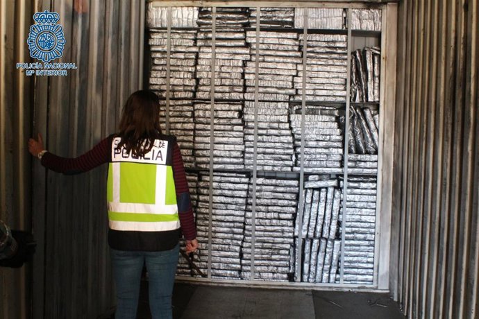 Archivo - Imagen de archivo de un camión con hachís en su interior