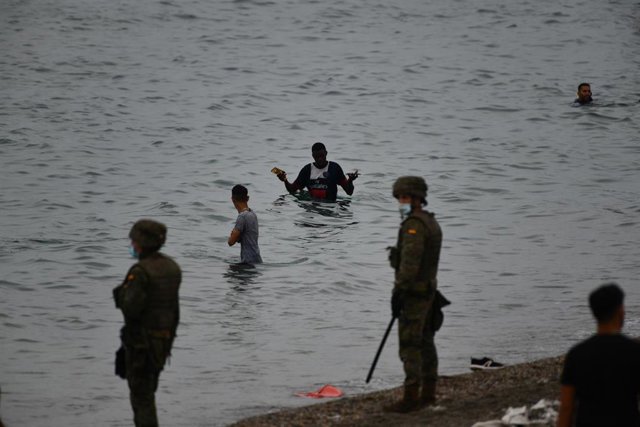 Militares del ejército español vigilan durante las devoluciones en caliente que están efectuando a los migrantes que han entrado en Ceuta procedente de Marruecos