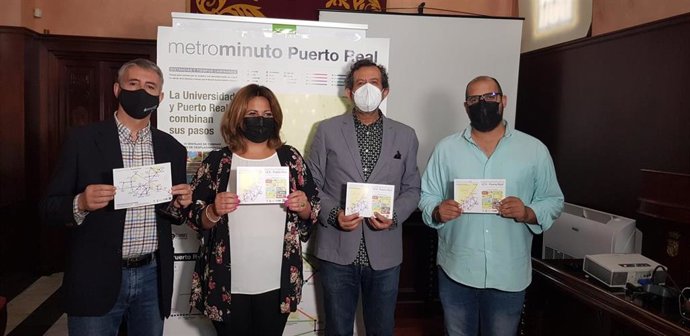 La alcaldesa de Puerto Real, Elena Amaya, y el rector de la Universidad de Cádiz, Francisco Piniella, durante la presentación de la campaña 'Metrominuto'.