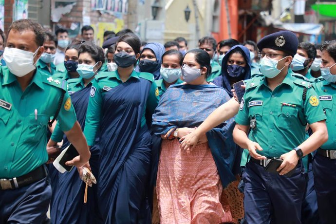 La Policía escolta a la periodista Rozina Islam de camino a los juzgados en Bangladesh.