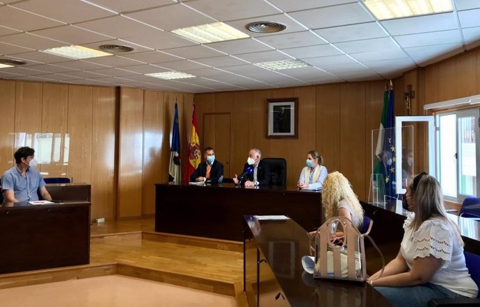 Reunión entre Junta, Ayuntamiento de Roquetas y AMPA por el IES de Las Salinas