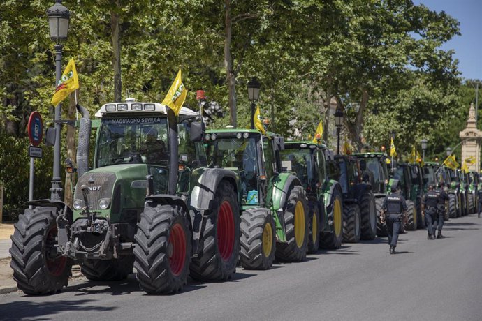 Llegada de una tractorada convocada por COAG para exigir un reparto justo del agua en el Bajo Guadalquivir, a 18 de mayo de 2021, en Sevilla (Andalucía, España).