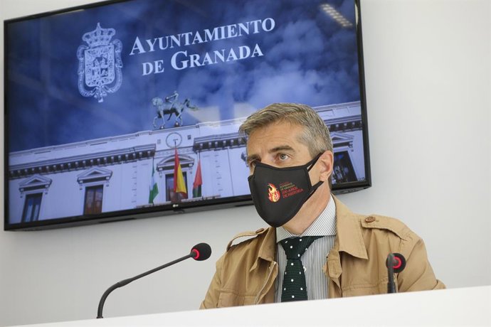El concejal de Movilidad de Granada, César Díaz, en rueda de prensa.