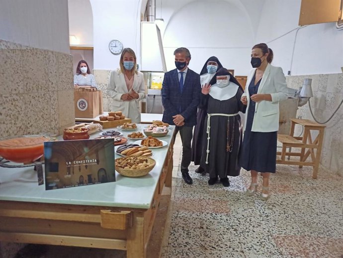 Un libro recoge las recetas de repostería artesanal que elaboran las hermanas Franciscanas de Ronda para colaborar con la congregación ante las dificultades económicas