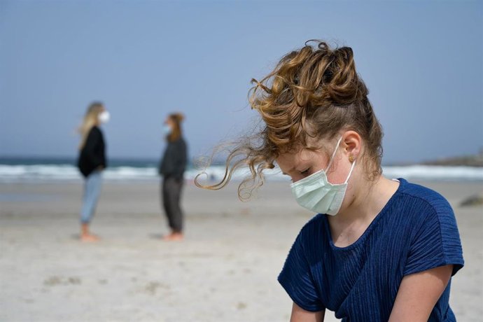 Archivo - Una niña lleva una mascarilla en la Playa das Salseiras, a 3 de abril de 2021, en el municipio de A Laracha, A Coruña, Galicia (España). Desde el pasado miércoles es obligatorio el uso de mascarillas en cualquier espacio público, independiente