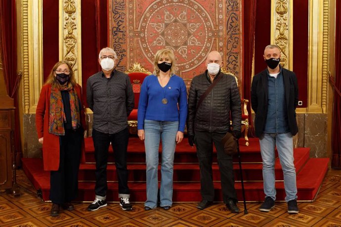 De izquierda a derecha, la comisaria de la exposición, Blanca Oria; el director del Instituto Navarro de la Memoria, José Miguel Gastón; la consejera Ollo; Xabier Lizarraga, y el director general de Paz, Convivencia y Derechos Humanos, Martín Zabalza.