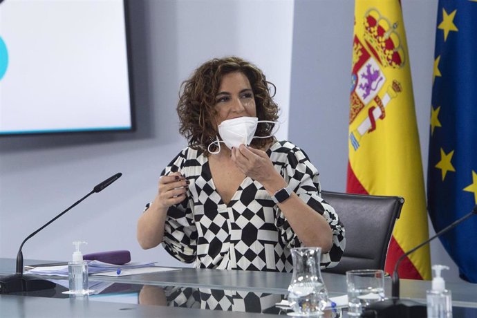 La ministra portavoz y ministra de Hacienda, María Jesús Montero, se quita la mascarilla en una rueda de prensa tras la conclusión del Consejo de Ministros, a 18 de mayo de 2021