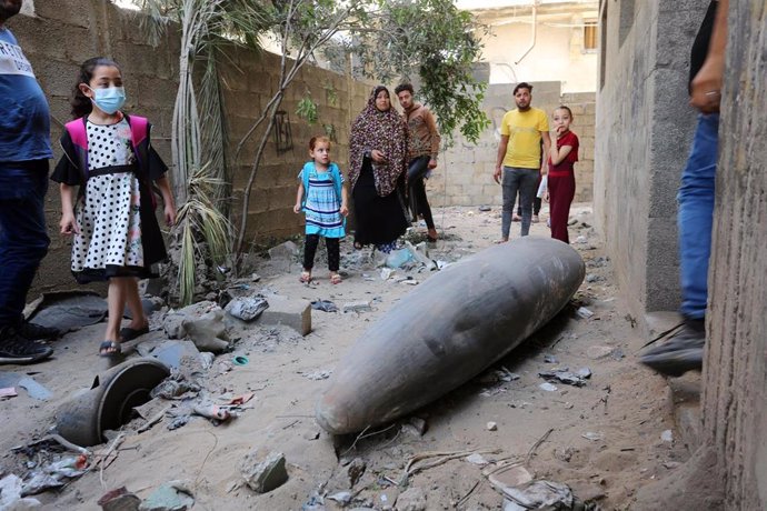 Bomba sin explotar lanzada por las fuerzas israelíes sobre la Franja de Gaza