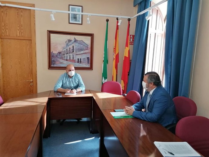 El delegado de Administración Local en Huelva, Alfredo Martín, en Zalamea la Real.