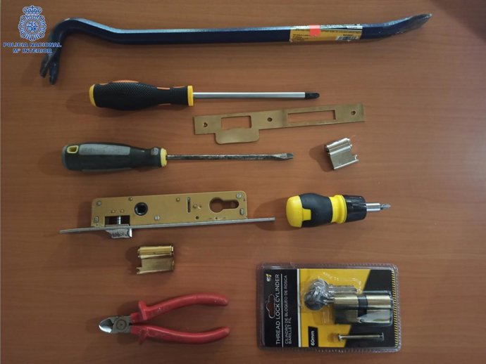 Material incautado por los agentes.