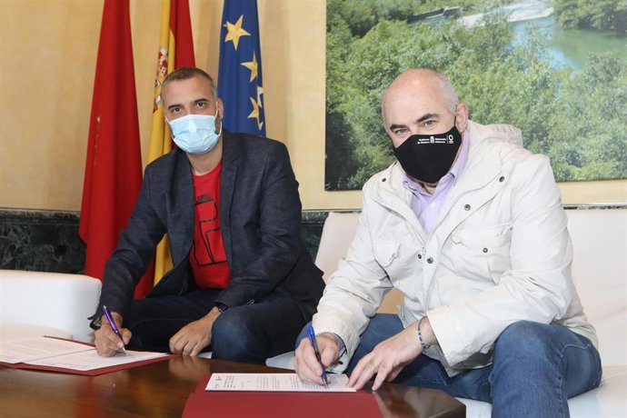 El vicepresidente Aierdi junto al alcalde de Puente la Reina