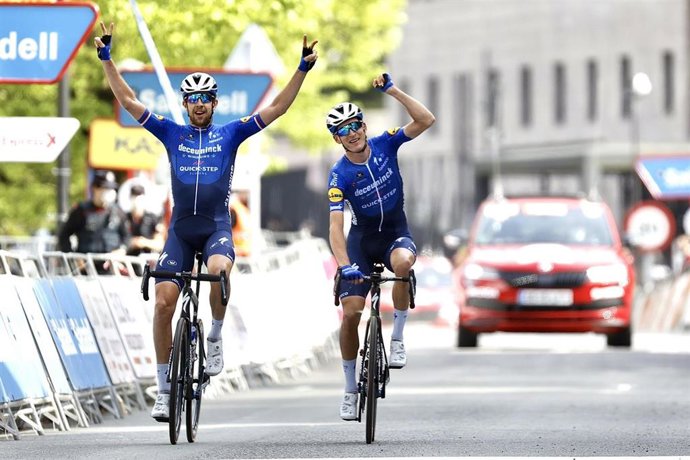Archivo - El ciclista Mikkel Frolich Honoré (derecha) y su compañero Josef Cerny celebran el doblete del Deceuninck-Quick Step en la quinta etapa de la Itzulia Basque Country 2021, disputada entre Hondarribia y Ondarroa sobre 160,2 kilómetros