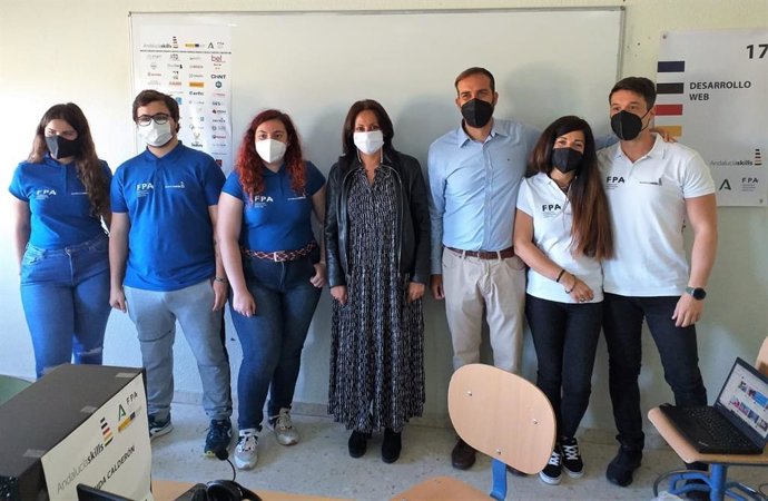 La delegada de Educación y Deporte de la Junta en Huelva, Estela Villalba,  con los estudiantes premiados.