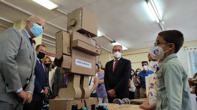 Visita de Imbroda y Velasco al CEIP Príncipe de Asturias