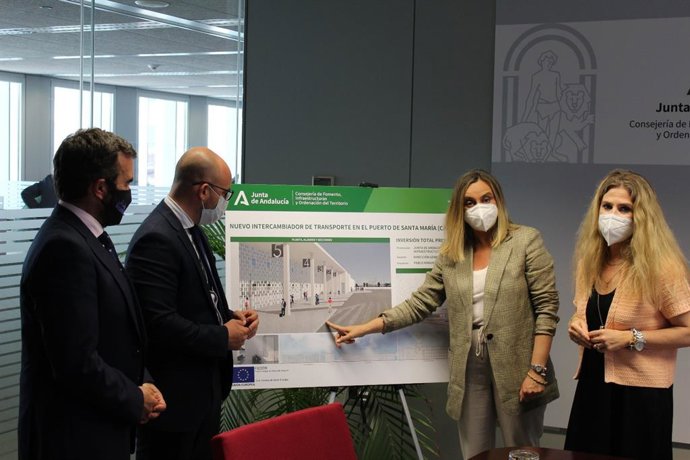 Marifran Carazo y el alcalde de El Puerto tras firmar el convenio para hacer una estación de autobuses en la ciudad