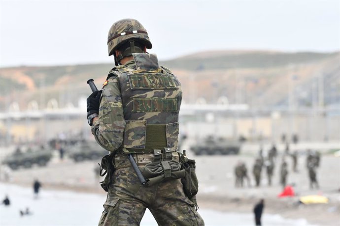 Un militar del ejército español vigila durante las devoluciones en caliente que están efectuando a los migrantes que han entrado en Ceuta procedente de Marruecos, a 18 de mayo de 2021, en Ceuta, (España). Al menos 2.700 personas han sido devueltas a Mar