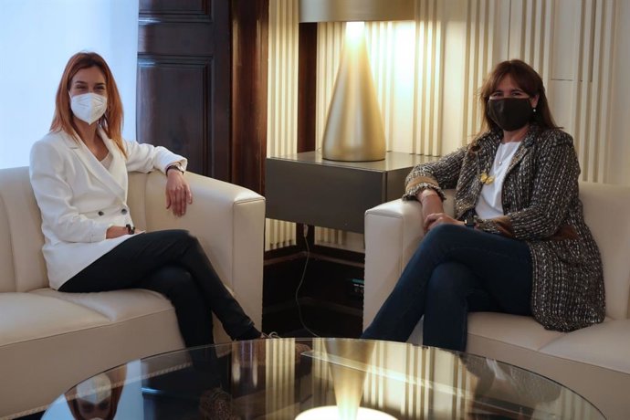 La presidenta del Parlament, Laura Borrs, se reune con la líder de los comuns en el Parlament, Jéssica Albiach, en el marco de la ronda de consultas para la investidura