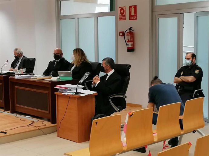 El acusado de matar a sus padres y hermano a puñaladas en Alicante, durante la sesión del juicio