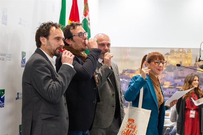 Archivo - El alcalde de Cádiz, José María González, enseña a tocar el pito de carnaval en su presentación en Fitur