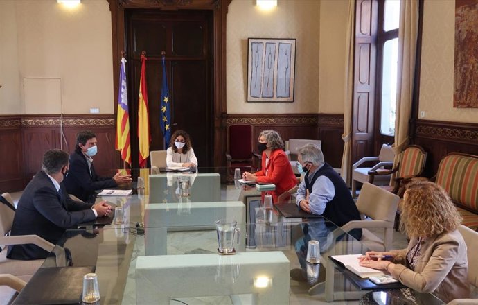 La consellera de Hacienda y Relaciones Exteriores, Rosario Sánchez, y la directora general del Tesoro, Política Financiera y Patrimonio, Aina Galmés, con miembros del Colegio de Mediadores de Seguros de Baleares.