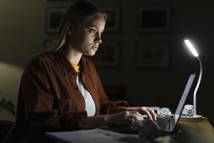 Archivo - Persona teletrabajando.