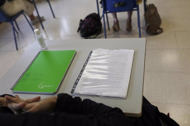 Archivo - Un estudiante, sentado en un pupitre de un aula de un colegio en Madrid