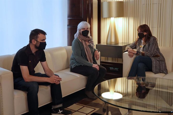 La líder de la CUP en el Parlament, Dolors Sabater, y el secretario tercero de la Mesa del Parlament, Pau Juvill, se reúnen con la presidenta del Parlament, Laura Borrs, en la ronda de consultas para la investidura