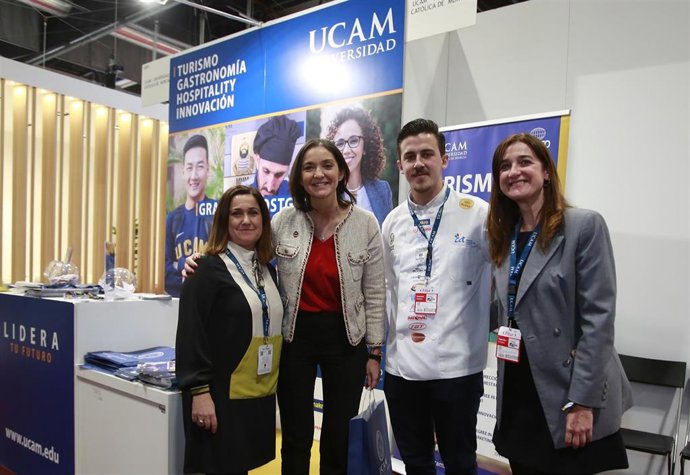 Fotografía de archivo en la que aparecen la ministra de Industria, Comercio y Turismo, Reyes Maroto, durante su visita al estand de la UCAM en la edición de Fitur de 2020
