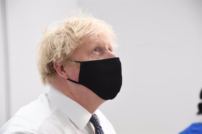 18 May 2021, United Kingdom, London: UK Prime Minister Boris Johnson visits a Vaccination Centre at the Business Design Centre, following the further easing of lockdown restrictions in England. Photo: Jeremy Selwyn/Evening Standard via PA Wire/dpa