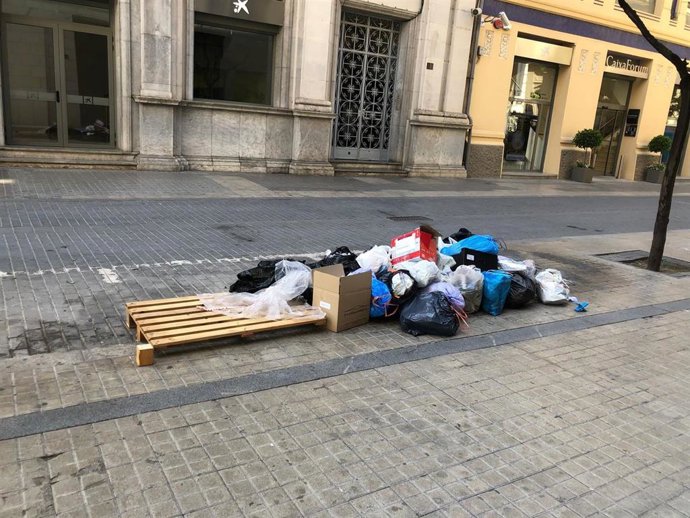 Bolsas De Basura En Una Calle De Lleida Sin Contenedores.