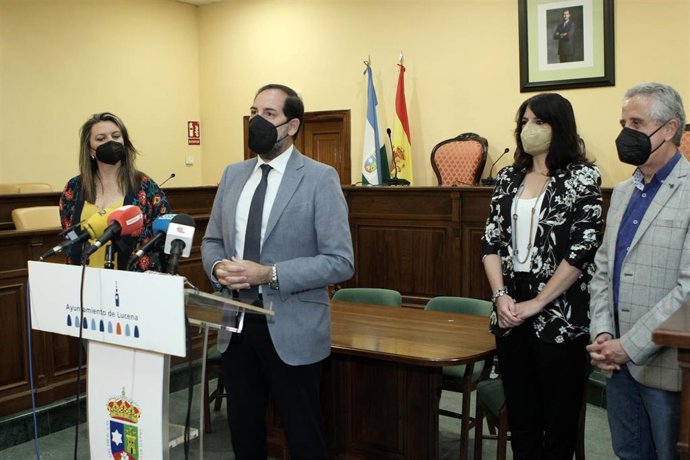 El director general de Justicia Juvenil y Cooperación , Francisco Ontiveros (segundo por la izda.), y la delegada territorial de Justicia en Córdoba, Purificación Joyera (tercera), en su visita a Lucena.