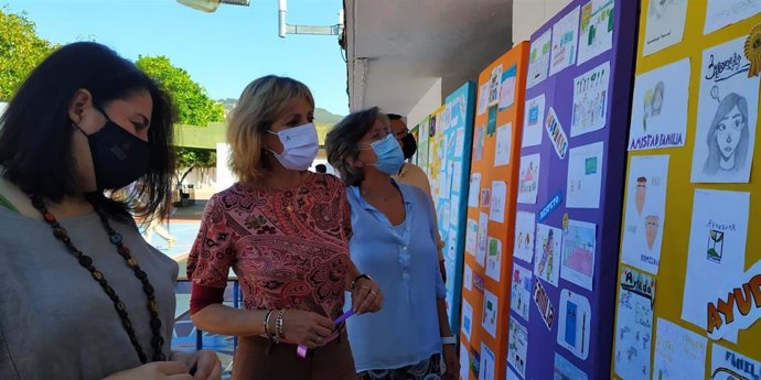 La delegada de Educación y Deporte de la Junta en Córdoba, Inmaculada Troncoso (centro), en su visita al CEIP Tirso de Molina